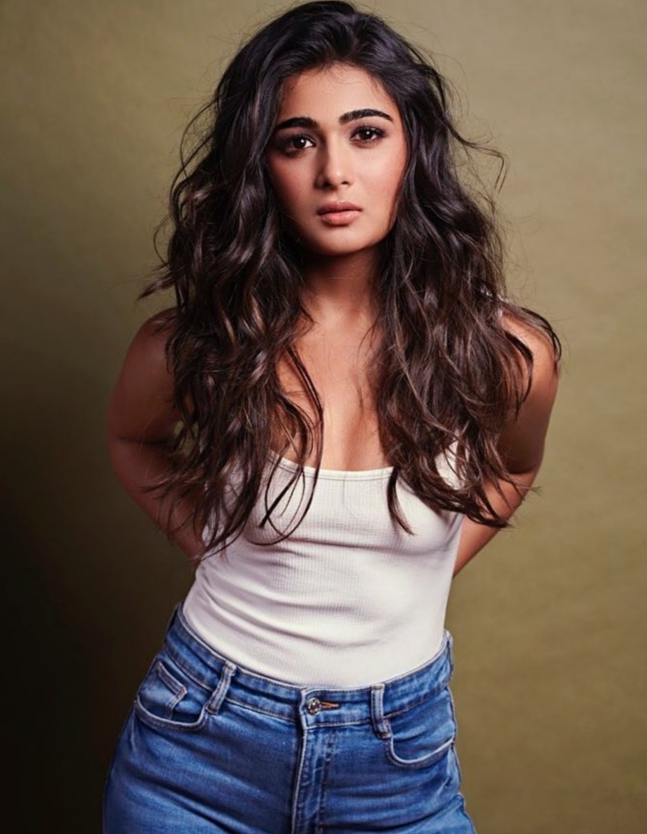 Shalini Pandey hot