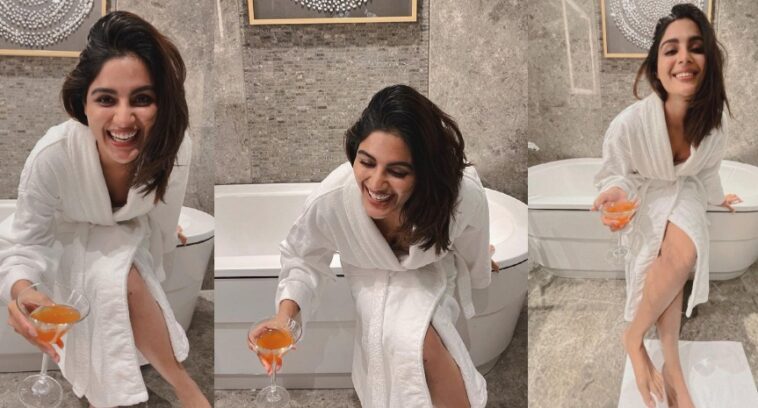 samyuktha menon bathroom dress